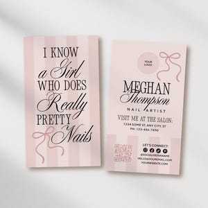 Peut inclure: Carte de visite recto-verso rose p&acirc;le et blanche. Le recto affiche le texte &laquo; I KNOW a Girl WHO DOES Really PRETTY Nails &raquo;. Le verso comprend le nom de l'artiste ongulaire, ses coordonn&eacute;es et ses liens sociaux.