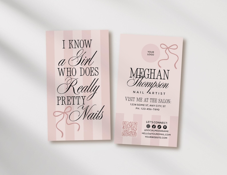 Peut inclure: Carte de visite recto-verso rose p&acirc;le et blanche. Le recto affiche le texte &laquo; I KNOW a Girl WHO DOES Really PRETTY Nails &raquo;. Le verso comprend le nom de l'artiste ongulaire, ses coordonn&eacute;es et ses liens sociaux.