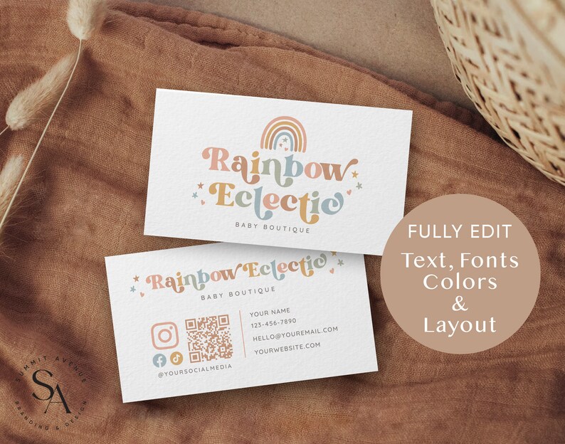 Puede incluir: Dos tarjetas de visita blancas con un dise&ntilde;o de arco&iacute;ris y estrellas. El texto de la tarjeta dice "Rainbow Eclectic Baby Boutique". La segunda tarjeta tiene un c&oacute;digo QR e iconos de redes sociales. El texto de la segunda tarjeta dice "FULLY EDIT Text, Fonts Colors & Layout".