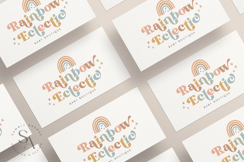 Puede incluir: Cinco tarjetas de visita blancas con un dise&ntilde;o de arco&iacute;ris y estrellas. El texto en las tarjetas dice "Rainbow Eclectic Baby Boutique".