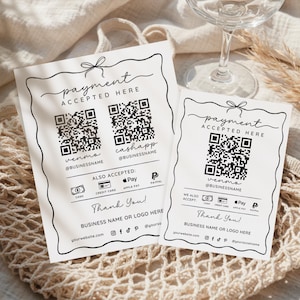 Könnte beinhalten: Zwei weiße Karten mit schwarzem Text, auf denen "Zahlung hier akzeptiert" steht und QR-Codes für Venmo und Cash App enthalten. Die Karten listen auch akzeptierte Zahlungsmethoden und eine Dankesbotschaft auf. Die Karten liegen auf einer beigen Oberfläche.