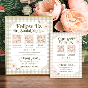 Puede incluir: Dos tarjetas de redes sociales imprimibles con un patrón de cuadros vichy y acentos florales. Las tarjetas presentan códigos QR para Instagram, Facebook y TikTok. El texto en las tarjetas dice "Síguenos en las redes sociales" y "Conéctate con nosotros". Las tarjetas también incluyen el texto "¡Gracias! Por apoyar mi pequeño negocio" y "Nombre del negocio".