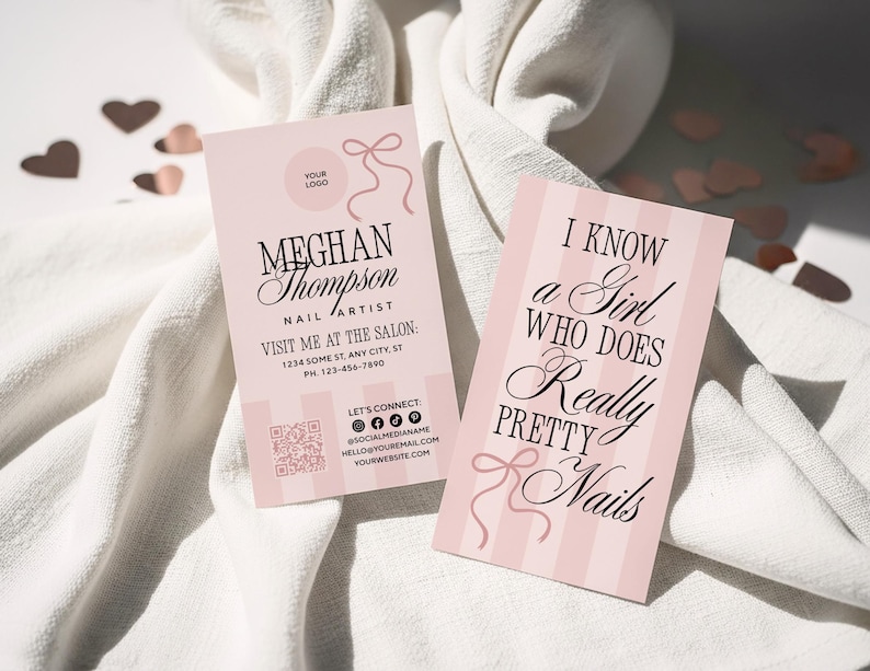 Peut inclure: Deux cartes de visite roses avec du texte et des illustrations de n&oelig;uds. Une carte indique "Meghan Thompson, Nail Artist" avec les coordonn&eacute;es. L'autre carte dit "I know a Girl Who Does Really Pretty Nails."