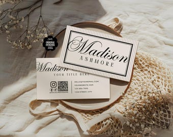 Op de afbeelding: Twee visitekaartjes met de naam "Madison Ashmore" in elegant schrift. Eén kaart ligt bovenop de andere, met een zwarte rand en een gestreepte achtergrond. De onderste kaart bevat social media-iconen en contactgegevens.