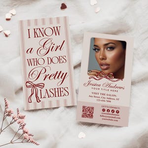 Może przedstawiać: Dwie wizytówki o tematyce urody. Na jednej karcie widnieje napis "I KNOW a Girl WHO DOES Pretty LASHES" w bordowym skrypcie. Druga karta zawiera zdjęcie kobiety, jej imię i nazwisko, tytuł, adres salonu i linki do mediów społecznościowych.