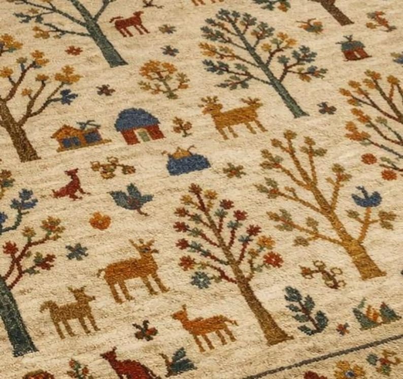 Pu&ograve; includere: Tappeto beige con un motivo ripetuto di alberi, cervi e piccole case nei toni del marrone, blu e arancione. Il tappeto ha un aspetto strutturato, con un bordo in basso. Il design evoca un tema rustico e naturale.