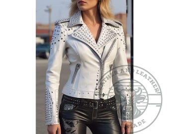 Giacca in pelle bianca fatta a mano per donna: elegante design con borchie su spalle, maniche e colletto per un look streetwear audace e alla moda.