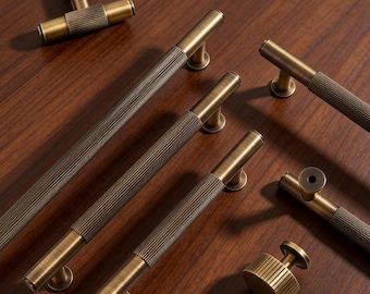 Manijas de puerta de gabinete moleteadas de latón antiguo / Tiradores y perillas de cajón de latón macizo vintage