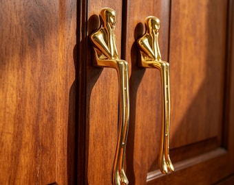 Tirador de armario de aleación de una sola pieza con figura de pensador / Pomo de cajón con figura humana escultórica / Tirador de puerta con figura de persona sentada, tirador de armario único