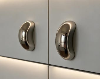 Tiradores de armario de media luna de mediados de siglo, tiradores de cajón de cromo dorado pulido, pomos de cómoda vintage, herrajes de cocina retro.