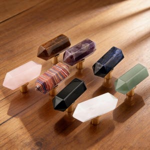 Pomelli per mobili in cristallo naturale, maniglie per cassetti in ametista, maniglie per armadi in pietra arcobaleno personalizzate con incisione, pomelli per cassettiere in quarzo bianco, maniglie per porte