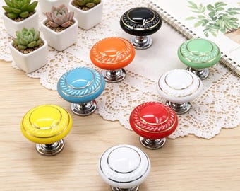 Tiradores de puerta de cerámica francesa vintage - Tiradores redondos coloridos para cajones con detalles dorados, herrajes retro para muebles de cocina y cómodas.