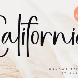 Op de afbeelding: Een digitale afbeelding met het woord "California" in een zwart, handgeschreven lettertype. Een perzikkleurige cirkel met de woorden "NEW FONT" staat in de rechterbovenhoek. De tekst "HANDWRITTEN FONT BY RASDTYPE" staat onderaan.