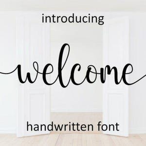 Peut inclure: Image d'un mot "welcome" écrit en police manuscrite noire, avec les mots "introducing" au-dessus et "handwritten font" en dessous. Le texte est sur fond blanc, avec des portes blanches ouvertes en arrière-plan.