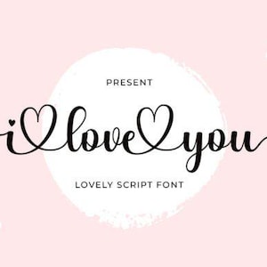 Puede incluir: Gráfico digital con las palabras "i love you" en una fuente de escritura encantadora. El texto es negro y presenta un corazón en lugar de la palabra "love". El fondo es rosa claro con un círculo blanco e ilustraciones de flores.