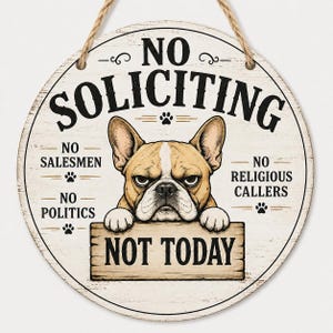 Könnte beinhalten: Ein rundes Holzschild mit Seilaufhängung und einer Illustration einer beige-weißen Französischen Bulldogge. Der Text lautet NO SOLICITING, NO SALESMEN, NO POLITICS, NO RELIGIOUS CALLERS und NOT TODAY auf einem Holzbrett, das der Hund hält.