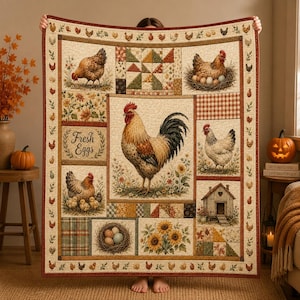 Könnte beinhalten: Ein rechteckiger Quilt mit einer zentralen Hahn-Illustration, umgeben von Feldern mit Hühnern, Nestern mit Eiern, Sonnenblumen, einem kleinen Stall und einem Schild mit der Aufschrift Fresh Eggs. Der Rand ist mit kleinen Hühnermotiven verziert.