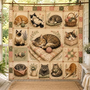 Puede incluir: Una colcha rectangular con una cuadrícula de doce paneles que representan varios gatos en diferentes posturas, incluyendo durmiendo, jugando con lana y sentados en cestas, en tonos beige, marrón y verde suave con detalles florales.