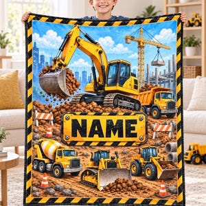 Könnte beinhalten: Eine rechteckige Wohndecke mit einer Baustellenszene, die gelbe Bagger, einen Muldenkipper, einen Betonmischer und einen Kran zeigt. Das Design enthält ein zentrales gelbes Schild mit schwarzen Diagonalstreifen und dem Wort NAME in Fettdruck.