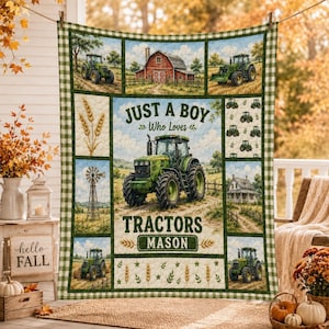 Może przedstawiać: Narzuta z zielonym traktorem, czerwoną stodołą, wiatrakiem i kłosami pszenicy. Tekst głosi JUST A BOY Who Loves TRACTORS MASON. Wzór zawiera wiele paneli z traktorami i scenami z farmy, otoczonych zielono-białą kratką na obrzeżach narzuty.