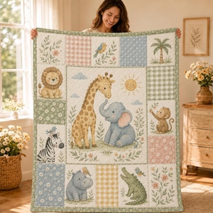 Könnte beinhalten: Eine gesteppte Babydecke mit einem zentralen Feld, das eine Giraffe und einen Elefanten zeigt, umgeben von kleineren Quadraten mit Löwe, Zebra, Nilpferd, Krokodil, Affe, Palme, Vögeln und Blumenmustern in sanften Pastelltönen mit grünen Rändern.
