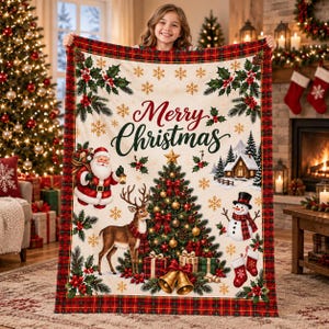 Könnte beinhalten: Eine rechteckige Wohndecke mit cremefarbenem Hintergrund und einem rot-grünen Karomuster am Rand. Das Design zeigt den Schriftzug Merry Christmas, einen geschmückten Weihnachtsbaum, den Weihnachtsmann, ein Rentier, einen Schneemann und Stechpalmen.