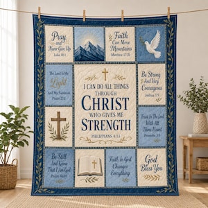 Könnte beinhalten: Ein rechteckiger Quilt mit einem dunkelblauen Rand und Blattmuster. Das mittlere Feld zeigt den Text I CAN DO ALL THINGS THROUGH CHRIST WHO GIVES ME STRENGTH. Die umliegenden Felder enthalten religiöse Verse, eine Taube und Berge.