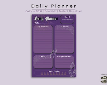 Könnte beinhalten: Ein lila Tagesplaner mit dem Titel "Daily Planner" oben. Der Planer enthält Abschnitte für Datum, oberste Prioritäten, To-Do-Liste, Notizen und Dankbarkeit. Er hat auch einen Stimmungstracker und einen Wassertracker.