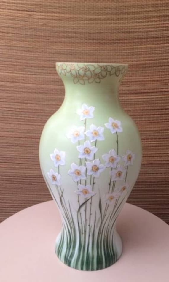 Large STUNNING Daffodil Hand painted Elegant GLASS Floral Vase Green Gold