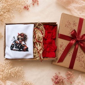 Coffret motard bébé fille - ensemble bandeau et body rouge - bracelet de protection gratuit - cadeau de naissance - jolie tenue cavalière