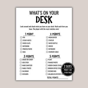 Peut inclure: Une feuille de jeu blanche intitulée WHAT'S ON YOUR DESK avec du texte noir et des cases à cocher. Elle liste des objets valant 1, 2, 3 et 5 points à cocher. Un badge circulaire indique 2 SIZES PRINT 1 OR 2 PER PAGE. Le bas inclut un total.