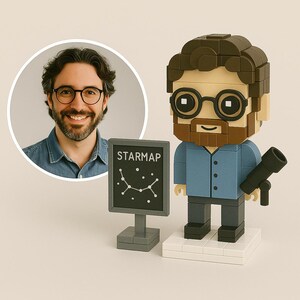Könnte beinhalten: Eine Lego-Figur eines Mannes mit Brille, Bart und blauem Hemd, der ein schwarzes Teleskop hält. Daneben befindet sich ein Schild mit der Aufschrift "STARMAP" und einem Sternbilddesign. Im Hintergrund ein Foto eines lächelnden Mannes.