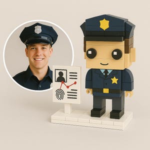 Könnte beinhalten: Eine Lego-ähnliche Polizistenfigur mit dunkelblauer Uniform, gelbem Stern und passender Mütze. Die Figur steht auf einer weißen Basis neben einem Foto einer lächelnden Person in Polizeiuniform.