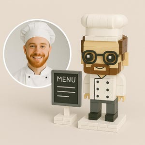Könnte beinhalten: Eine Lego-Figur eines Kochs mit weißer Kochmütze und Brille, die ein kleines Menüschild mit dem Wort "MENU" hält. Der Koch trägt einen weißen Kochmantel und eine graue Hose. Im Hintergrund ein Foto eines lächelnden Mannes mit Kochmütze.
