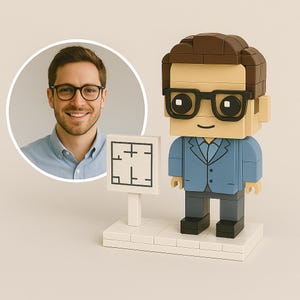 Könnte beinhalten: Eine Lego-Figur eines Mannes mit Brille und blauem Anzug, der ein Schild mit einem Grundriss hält. Die Figur steht auf einer weißen Basis. Im Hintergrund ein Foto eines Mannes mit Brille.