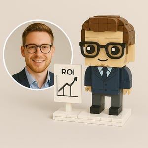Könnte beinhalten: Eine Blockfigur einer Person mit Brille und Anzug, die ein Schild mit der Aufschrift "ROI" und einem aufwärts gerichteten Diagramm hält. Ein Foto eines lächelnden Mannes mit Brille befindet sich in einem weißen Kreis im Hintergrund.
