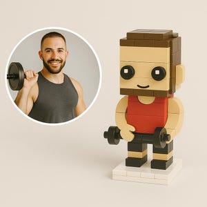 Könnte beinhalten: Eine Blockfigur eines Gewichthebers, der eine Hantel hält. Die Figur besteht aus beigen, roten, braunen und schwarzen Blöcken. Die Figur steht auf einer weißen Basis. Ein Mann in einem grauen Tanktop befindet sich in einem kreisförmigen Bild im Hintergrund.
