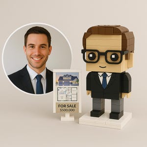 Könnte beinhalten: Eine Lego-Figur eines Mannes in Anzug und Krawatte mit Brille steht neben einem Schild mit der Aufschrift "ZU VERKAUFEN 500.000 $". Ein Foto eines Mannes im Anzug befindet sich in einem kreisförmigen Rahmen. Die Figur steht auf einer weißen Basis.