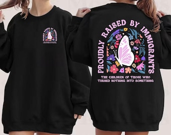 Bluza z nadrukiem "Proudly Raised By Immigrants" z motywem motyli i kwiatów