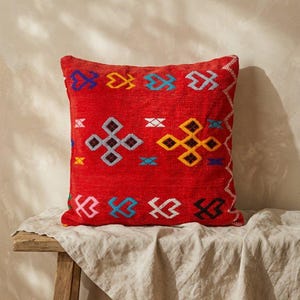 Rött sammet örngott, marockanskt berberkuddfodral, handbroderat Amazigh velourprydnadskudde
