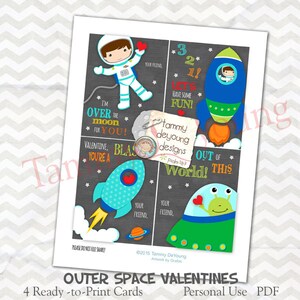 Pu&ograve; includere: Quattro biglietti di San Valentino stampabili con un astronauta, un razzo, un'astronave e un alieno verde. I biglietti hanno uno sfondo di lavagna e presentano il testo "I'm over the moon for you!" "3 2 1! Let's have some fun!" "Out of this world!" e "You're a blast!"