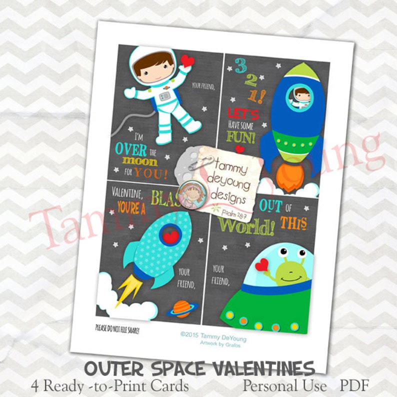 Pu&ograve; includere: Quattro biglietti di San Valentino stampabili con un astronauta, un razzo, un'astronave e un alieno verde. I biglietti hanno uno sfondo di lavagna e presentano il testo "I'm over the moon for you!" "3 2 1! Let's have some fun!" "Out of this world!" e "You're a blast!"