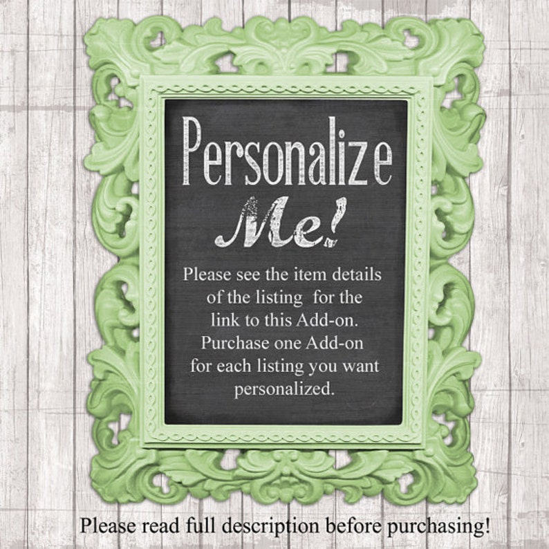 Pu&ograve; includere: Una cornice per foto verde ornata con una lavagna all'interno. La lavagna ha testo bianco che dice "Personalizza me!" e istruzioni su come personalizzare l'articolo.
