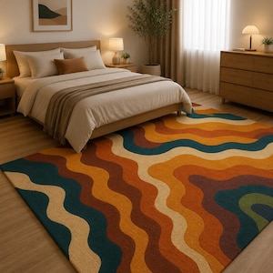Könnte beinhalten: Ein Schlafzimmer mit einem farbenfrohen Teppich mit Wellenmuster in Orange, Braun, Türkis und Creme. Der Teppich liegt vor einem Bett mit neutraler Bettwäsche. Eine Holzkommode und Nachttische vervollständigen den Raum.