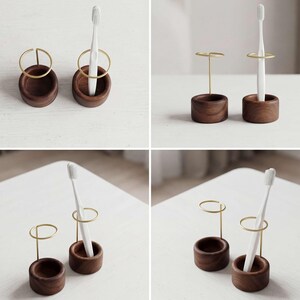 K&ouml;nnte beinhalten: Rustikales Holzschild mit dem Text "Welcome to our home" in wei&szlig;er Schrift. Das Schild hat eine Used-Optik und ein schlichtes Design, ideal f&uuml;r die Dekoration im Eingangsbereich.