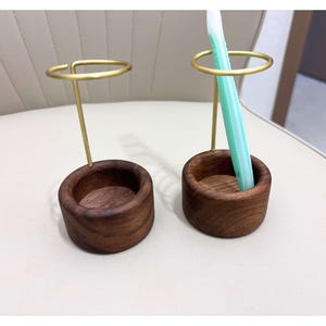 K&ouml;nnte beinhalten: Ein Set aus drei Keramikbechern mit gesprenkelter, matter Oberfl&auml;che. Die Becher sind in Creme-, Hellgrau- und Dunkelgraut&ouml;nen gehalten. Jeder Becher hat ein schlichtes, modernes Design und einen abgerundeten Henkel.