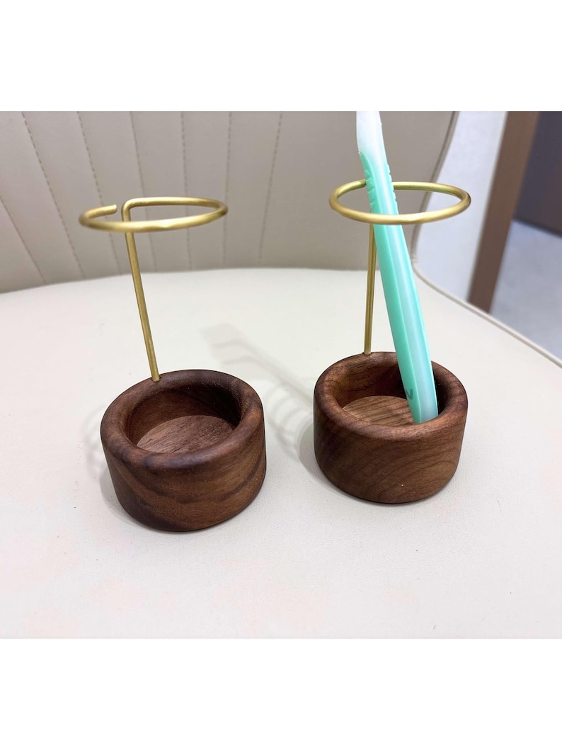 K&ouml;nnte beinhalten: Ein Set aus drei Keramikbechern mit gesprenkelter, matter Oberfl&auml;che. Die Becher sind in Creme-, Hellgrau- und Dunkelgraut&ouml;nen gehalten. Jeder Becher hat ein schlichtes, modernes Design und einen abgerundeten Henkel.