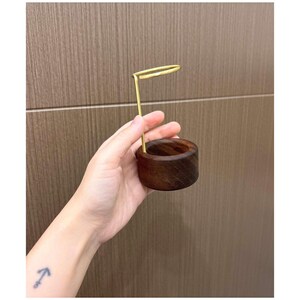 K&ouml;nnte beinhalten: Ein Set aus drei Keramikbechern mit gesprenkelter, matter Oberfl&auml;che. Die Becher sind in Creme-, Hellgrau- und Dunkelgraut&ouml;nen gehalten. Jeder Becher hat ein schlichtes, minimalistisches Design und einen abgerundeten Henkel.