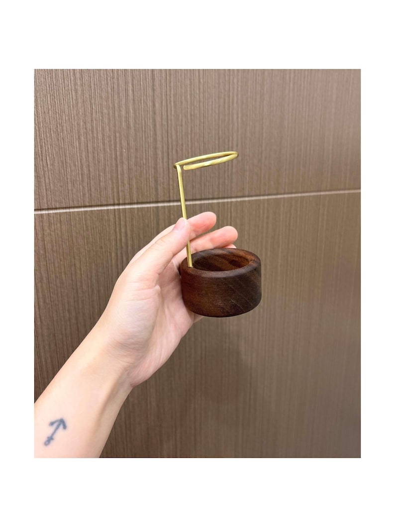 K&ouml;nnte beinhalten: Ein Set aus drei Keramikbechern mit gesprenkelter, matter Oberfl&auml;che. Die Becher sind in Creme-, Hellgrau- und Dunkelgraut&ouml;nen gehalten. Jeder Becher hat ein schlichtes, minimalistisches Design und einen abgerundeten Henkel.