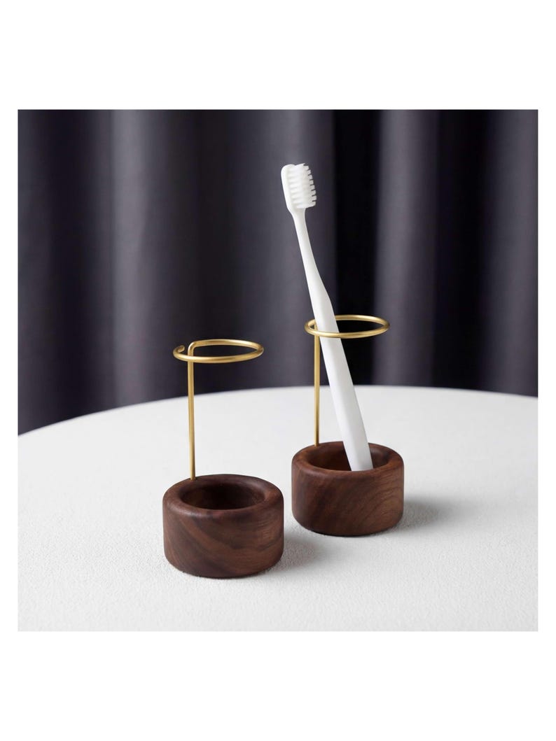 K&ouml;nnte beinhalten: Eine wei&szlig;e Keramik-Tasse mit schwarzem Henkel und dem Text "But First, Coffee" in schwarzer, fetter Schrift. Die Tasse steht auf einer wei&szlig;en Oberfl&auml;che.